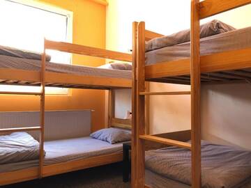 Кровать в общем 6-местном номере для мужчин и женщин в  Music Hostel Rewolucji